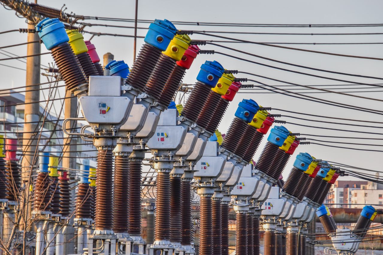 Electrical substation switchgear and insulators